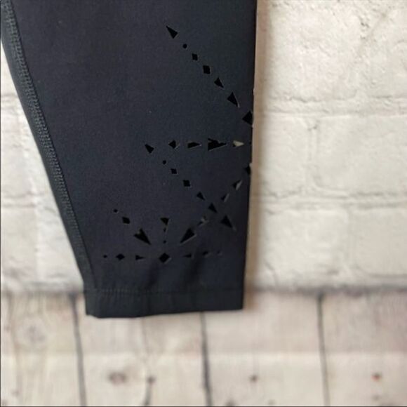 BEYOND YOGA Limited Edition Laser Cut Leggings Small - Picture 3 of 8